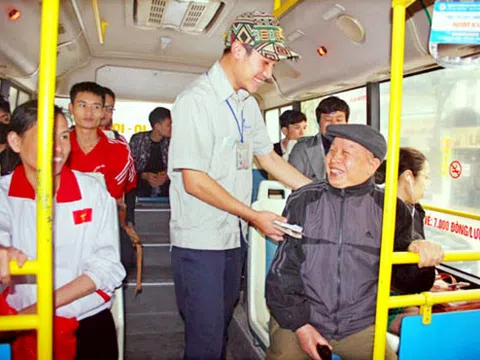 Việc tử tế: Cảm ơn anh phụ xe buýt với “liều thuốc giảm đau hiệu nghiệm”